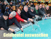 Münchner Brauchtum zum Aschermittwoch (06.03.2019) Geldbeutel waschen am Fischbrunnen vor dem Rathaus (©Foto. Martin Schmitz)